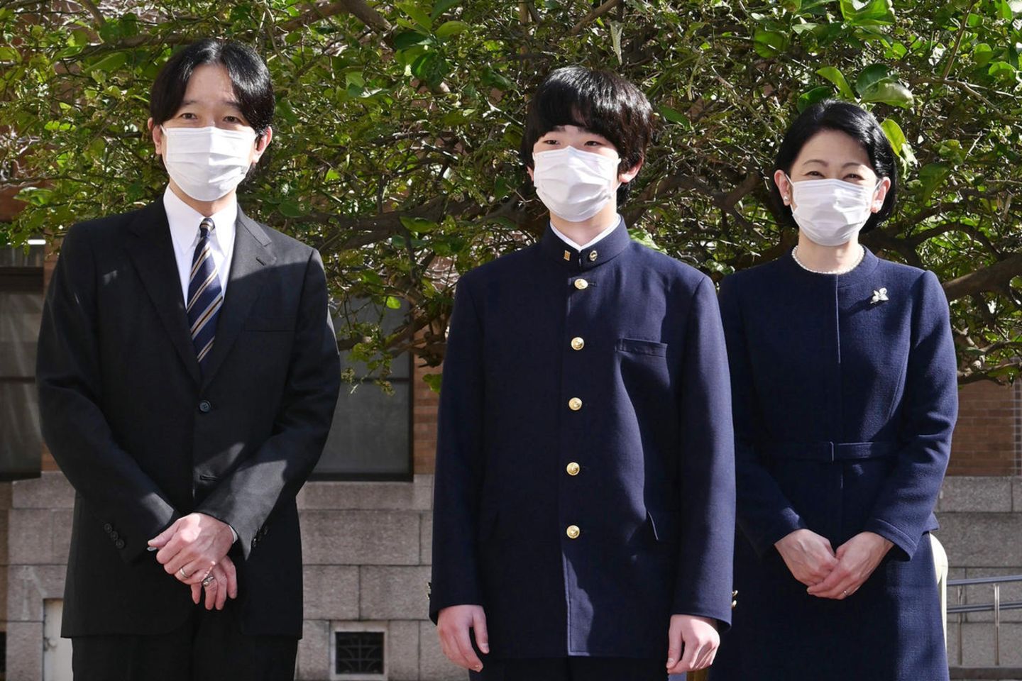 Prinz Hisahito (Mitte) bei seinem Abschluss mit seinen Eltern Kronprinz Akishino und Kronprinzessin Kiko.