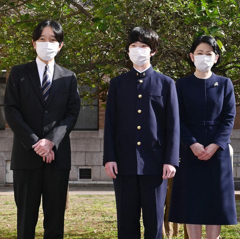 Prinz Hisahito (Mitte) bei seinem Abschluss mit seinen Eltern Kronprinz Akishino und Kronprinzessin Kiko.