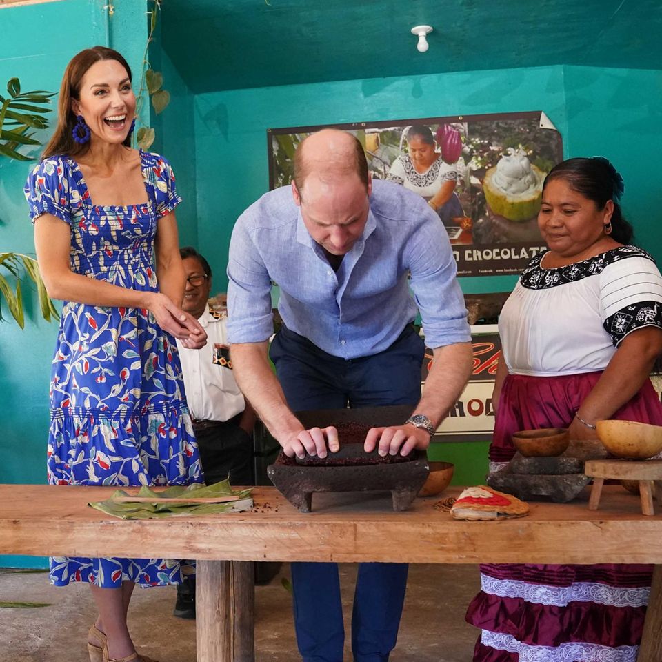 20. März 2022  Am zweiten Tag ihrer Tour durch die Karibik besuchen Herzogin Catherine und Prinz William zunächst einen Kakaohersteller in Indian Creek, um mehr über die weltberühmte Maya-Schokoladenherstellung von Belize zu erfahren. Ganz schön knifflige Angelegenheit, denkt sich William vermutlich. Kate lacht herzlich.