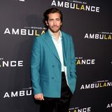 17 Jahre später erscheint der Jake Gyllenhaal tatsächlich kaum einen Tag älter. Mittlerweile ist der Schauspieler 41 Jahre alt. Auf der Premiere des Films "Ambulance" in Paris fällt aber im Vergleich zu früher lediglich Jakes vollerer Bart auf. 