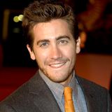 Schon 2005 gilt Jake Gyllenhaal mit seinem verschmitzten Lächeln als absoluter Frauenschwarm. Bei der Premiere des Films "Brokeback Mountain", mit dem der Schauspieler seinen internationalen Durchbruch feiert, zeigt er sich in einem kariertem Hemd und orangener Statement-Krawatte.