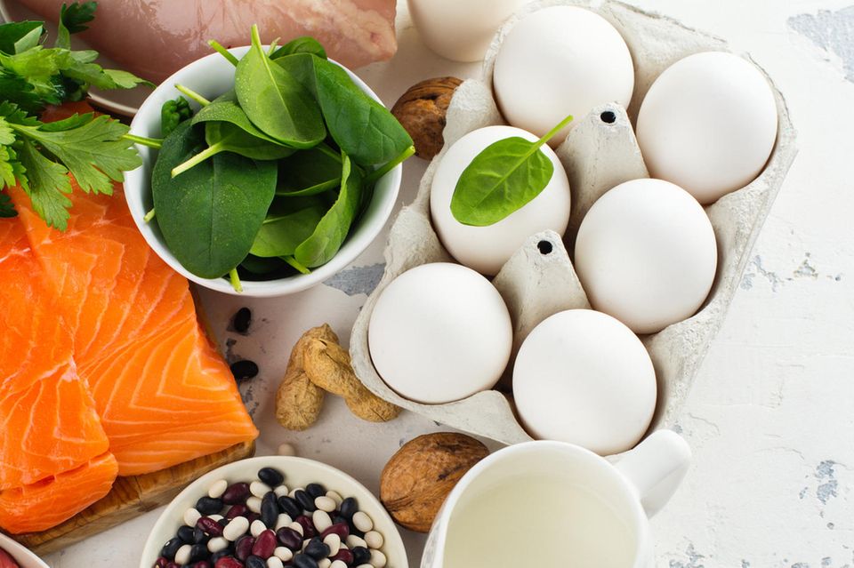 Eier, Spinat, Lachs + Co: Diese Lebensmittel können gegen Haarausfall helfen
