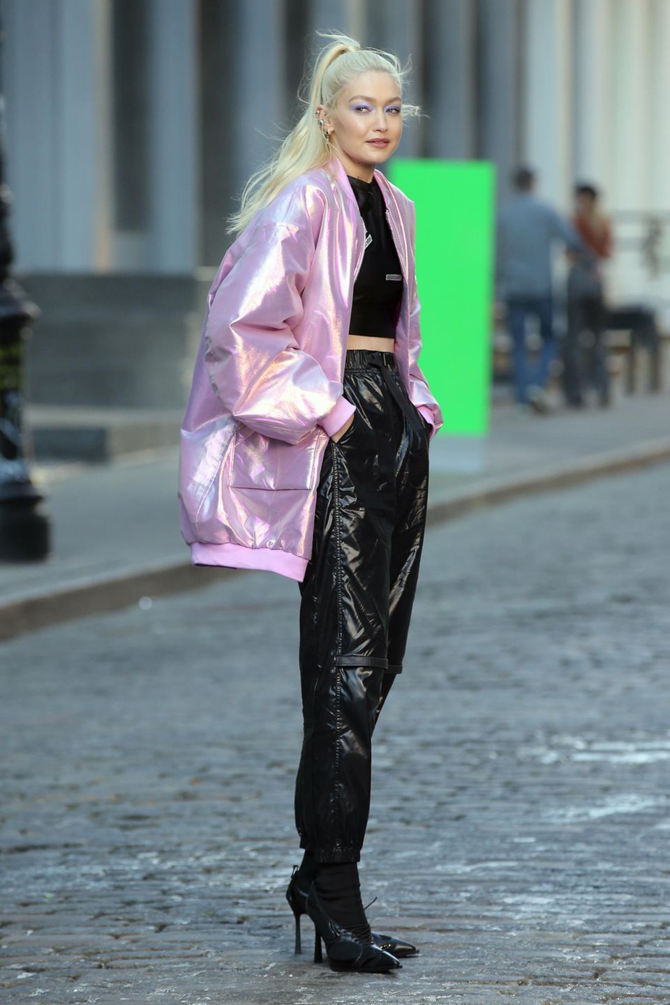 Platinblonde lange Haare gehören nun zum Look von Model Gigi Hadid. Bei einem Maybelline Werbesport Dreh in New York trägt die 26-Jährige ihre neue Frisur als hohen Zopf. Die Kombination aus einer übergroßen pinken Bomberjacke, einer lässigen schwarzen Hosen und farbenfrohen Make-up runden den Look ab.