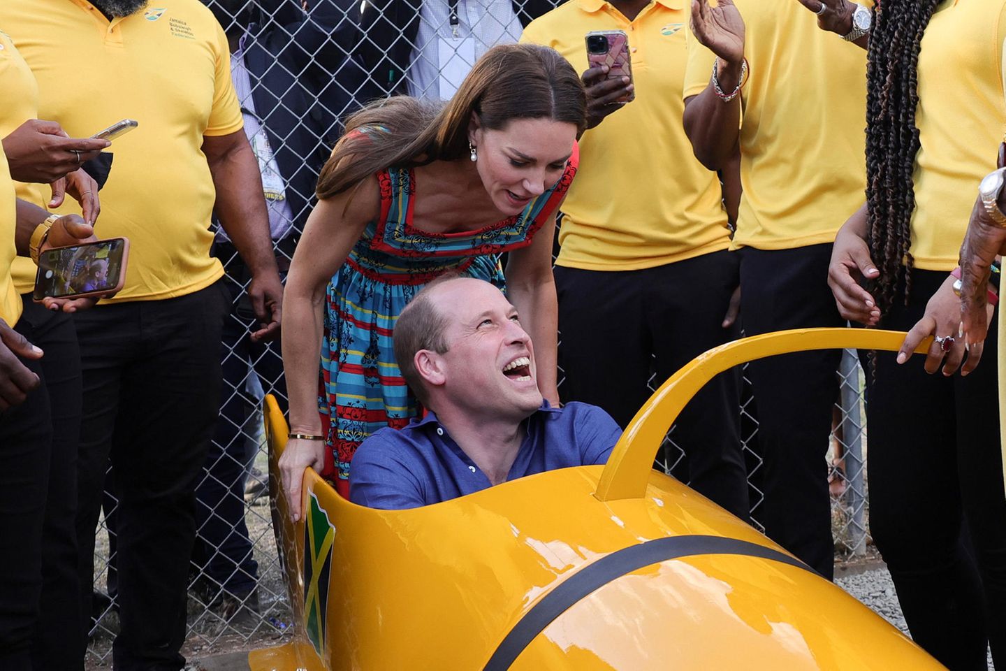 Herzogin Catherine und Prinz William haben sichtlich Spaß, als sie in einem Zweierbob Platz nehmen.