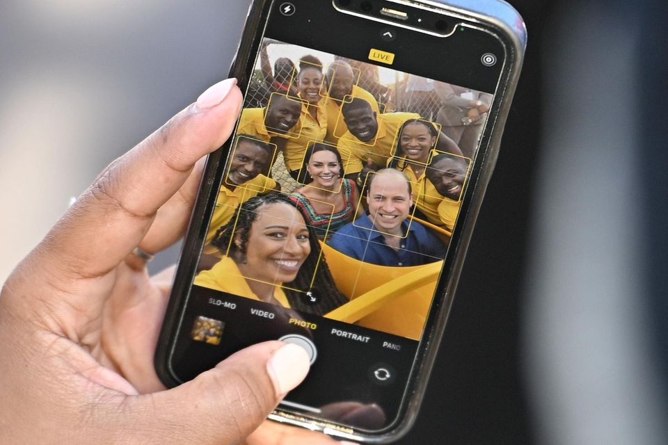 Prinz William und Herzogin Catherine posieren für ein Selfie mit dem jamaikanischen Bob-Team.