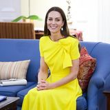 Für einen Wow-Moment sorgt Herzogin Catherine bei der Ankunft in Jamaika. In einem zitronengelben Kleid, das von einem ihrer Lieblingslabels, Roksana, maßgeschneidert wurde, greift die Herzogin gleichzeitig die Farbe des Kreuzes auf der jamaikanischen Flagge auf. Dazu kombiniert sie schlichte Accessoires, wie einen Armreif des jamaikanischen Labels Steelz and Mantraz und weiße Pumps.