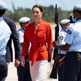 Bereits zu Studienzeiten legte sich Herzogin Catherine diesen roten Blazer von Saint Laurent zu. Wie zeitlos das Kleidungsstück ist zeigt die 40-Jährige auf ihrer Abreise in Belize. In Kombination mit einer weißen Hose und der Tasche von Mulberry und Pumps von Aquazzura, beweist die Herzogin mal wieder ihr modisches Händchen.