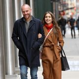 Arm in Arm sind Lily Collins und ihr Ehemann Charlie McDowell auf dem Weg zum Lunch in New York City unterwegs. Dass das Paar auch auf stylischer Ebene gut harmoniert, zeigt die Wahl ihrer Kleidung: Mit Jeans, Pullover und Wollmantel teilen beide anscheinend einen ähnlichen Geschmack.