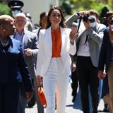 Mit ihrem leichten Wollanzug von Alexander McQueen in Weiß und der orangefarbenen Seidenbluse von Ridley London strahlt Herzogin Catherine beim Besuch von Premierminister Andrew Holness fast so schön wie die jamaikanische Sonne selbst.
