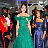 Beim abendlichen Dinner des Generalgoverneurs im King's House zeigt sich Kate dann von ihrer glamourösesten Seite: Das smarargdgrüne, glitzernde Traumkleid ist eine Sonderanfertigung von Jenny Packham.