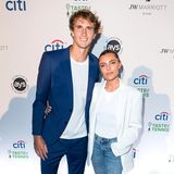 Das passt! Sportlich-elegant sind Alexander Zverev und Sophia Thomalla auf dem Blue Carpet des "Citi Taste of Tennis"-Events in Miami unterwegs. Und in Blau und Weiß ist das auch noch ein echt lässiger Partnerlook.