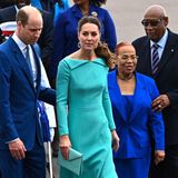 Eleganz in Türkis: Bei ihrer Ankunft auf den Bahamas leuchtet Herzogin Catherine in einem Emilia-Wickstead-Kleid aus der aktuellen Herbstkollektion schöner als das Meer in der Karibik.