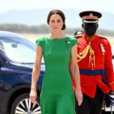 Bye bye Jamaica! Für ihre Abschiedszeremonie am Norman Manley International Airport in Kingston hat sich Catherine ihr smaragdgrünes Kleid von Emilia Wickstead ausgesucht, die sie mit beigefarbenen Velourleder-Pumps von Gianvito Rossi kombiniert.