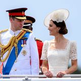 Der Look wird kombiniert mit einem floralen Hütchen von Philip Treacy und passendem Perlenschmuck. Da guckt auch Prinz William, der in seiner weißen Militäruniform ebenfalls richtig schnieke aussieht, seine Kate ganz verliebt an.