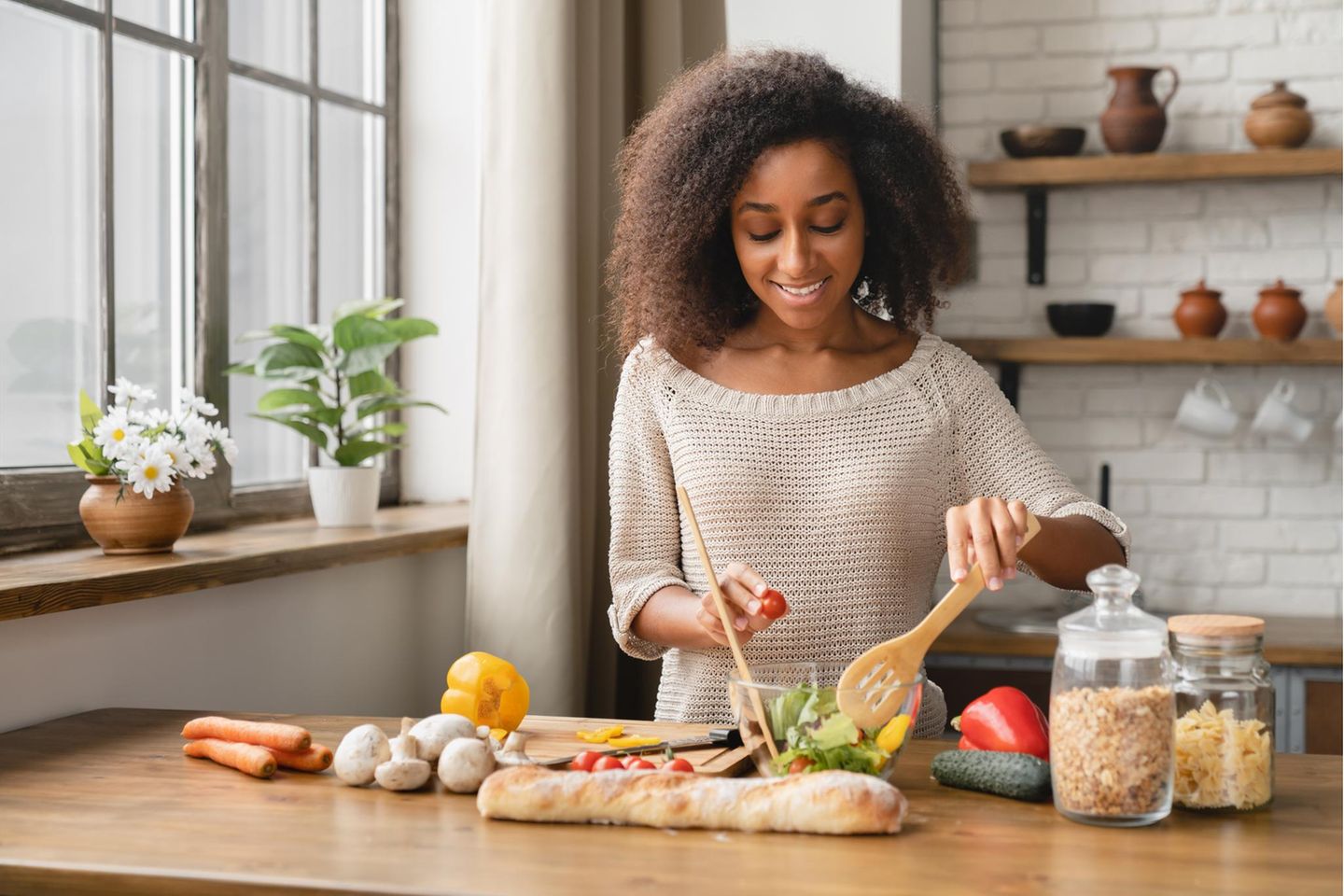 Frau kocht vegan mit viel Gemüse