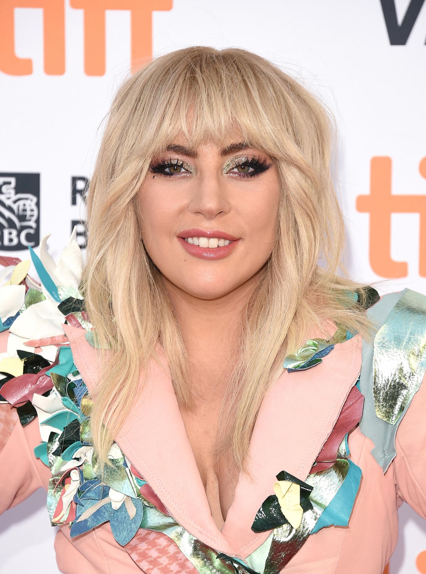 Bei der "Gaga: Five Foot Two"-Filmpremiere in Toronto trägt die Modeikone einen femininen Look. Auf eine Perücke verzichtet sie und trägt einen hübschen Pony und leicht durchgestufte, natürlich blonde Haare. 
