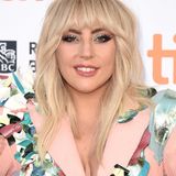 Bei der "Gaga: Five Foot Two"-Filmpremiere in Toronto trägt die Modeikone einen femininen Look. Auf eine Perücke verzichtet sie und trägt einen hübschen Pony und leicht durchgestufte, natürlich blonde Haare. 