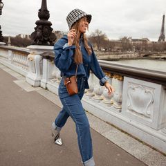 Annemarie Carpendale geht hier glatt als waschechte Pariserin durch: Der Bucket Hat mit Hahnentritt-Muster, die Boots aus Metallic-Silber und der Jeans-Allover-Look steht der 44-Jährigen perfekt. Dazu kombiniert die Moderatorin eine cognacfarbene Tasche von Longchamp. Très bien!