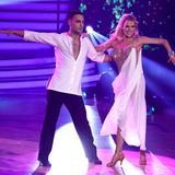 Fast zehn Zentimeter hat Timur Ülker an Taillenumfang verloren und steht jetzt bei 75 Zentimetern. "Das ist krass. Damit habe ich echt nicht gerechnet. 'Let's Dance' macht schlank", erklärt er nach der Messung.