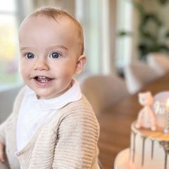 Happy Birthday, Prinz Julian! Das Nesthäckchen von Prinz Carl Philip und Prinzessin Sofia feiert am 26. März 2022 seinen ersten Geburtstag. Zu diesem besonderen Anlass teilen die stolzen Eltern gleich zwei neue Fotos des Geburtstagskinds. Auf der ersten Aufnahme strahlt Prinz Julian in die Kamera, im Hintergrund ist eine große Geburtstagstorte zu sehen. 