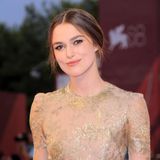 2011 posiert Schauspielerin Keira Knightley selbstbewusst wie ein echter Profi auf dem roten Teppich. Schon damals ist ihr Stil sehr feminin und elegant; ihr Haar trägt sie oft im Zopf oder Dutt und das Make-up natürlich.