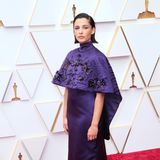 Naomi Scott auf dem roten Teppich der Oscars 2022