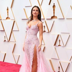 Lily James auf dem roten Teppich der Oscars 2022