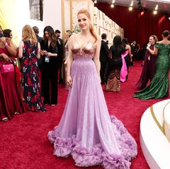 Jessica Chastain auf dem roten Teppich der Oscars 2022