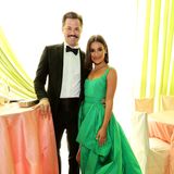 Lea Michele, hier mit Andrew Rannells an ihrer Seite, leuchtet bei der Party von Elton John AIDS Foundation in glamourösem Grün.