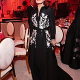 Sharon Osbourne zeigt sich elegant im floralen Schwarz-Weiß-Look.