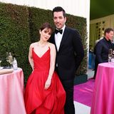 Zooey Deschanel und ihr Verlobter Jonathan Scott geben ein tolles Glamour-Paar in Rot und Schwarz ab.