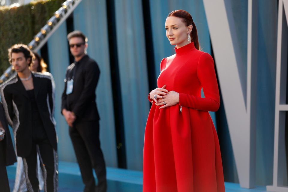 Sophie Turne hat ein Kleid bei den Oscars gewählt, das ihren Babybauch unheimlich schön in Szene setzt. 