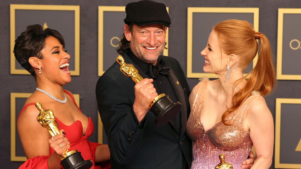 Oscars 2022 Ariana DeBose + Tony Kotsur + Jessica Chastain