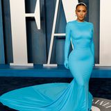 Kim Kardashian im hellblauen Kleid von Balenciaga bei der Vanity Fair Party. 