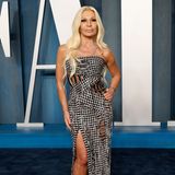 Donatella Versace trägt ein interessantes Kleid im destroyed Look bei der Oscar-Party von Vanity Fair. 