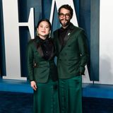 Schauspielerin Kelly Tran und Filmemacher Carlos Lopez Estrada haben sich für einen interessanten Partnerlook entschieden: unten Rock und oben Jackett. 