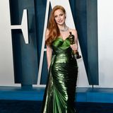 Oscar-Gewinnerin Jessica Chastain hat bereits bei der Verleihung mit ihrer Gucci-Robe punkten können, für die After-Party wählt sie ein smaragdgrünes Kleid, ebenfalls von Gucci, und liegt damit goldrichtig. 