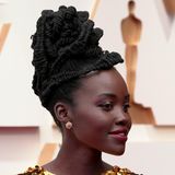 Königin der Hairstyles ist auf dem Red Carpet der 94. Oscars Lupita Nyong'o mit einer besonderen Hochstecksfrisur.
