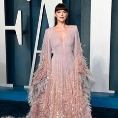 Wieder einmal schafft es Dakota Johnson wieder einmal die Best-Dressed-Listen vom roten Teppich anzuführen. Mit ihrer Gucci-Robe ist sie das Highlight der Vanity Fair Party. Dazu kombiniert sie einen Ear-cuff aus der Messika by Kate Moss High Jewelry Kollektion. 