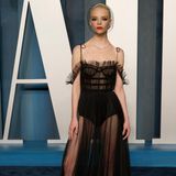 Anya Taylor-Joy mausert sich immer mehr zur Fashion-Ikone. Ihr schwarzes Dior-Dress ist zwar stofflich so fein, wirkt aber dennoch eher wie ein Power-Look. 