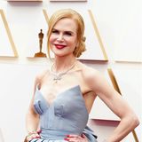 Nicole Kidman bringt ihren Porzellanteint mit einem kirschroten Lippenstift und passenden roten Nägeln zum Leuchten. Ihre blonde Mähne hält die Schauspielerin im tiefen Chignon.