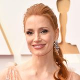 Es ist ihre Oscar-Nacht! Jessica Chastain räumt bei den 94. Academy-Awards einen Goldjungen für ihre Rolle als "Tammy Faye" ab und auch ihr eleganter Beautylook aus Glitzer-Lidschatten und Half-Updo ist definitiv preisverdächtig. 