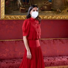 Zu einem offiziellen Besuch auf Costa Rica wählt Königin Letizia ein rotes Midi-Kleid von Caroline Herrera. Das taillierte, hochgeschlossene Dress ist tatsächlich aus dem Kleiderschrank ihrer Schwiegermutter, Königin Sofia, und sie trägt es nicht zum ersten Mal. 