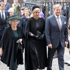Auch sie sind gekommen, um das Leben des verstorbenen Herzogs von Edinburgh zu ehren: Prinzessin Beatrix der Niederlande an der Seite von Königin Máxima und König Willem-Alexander.