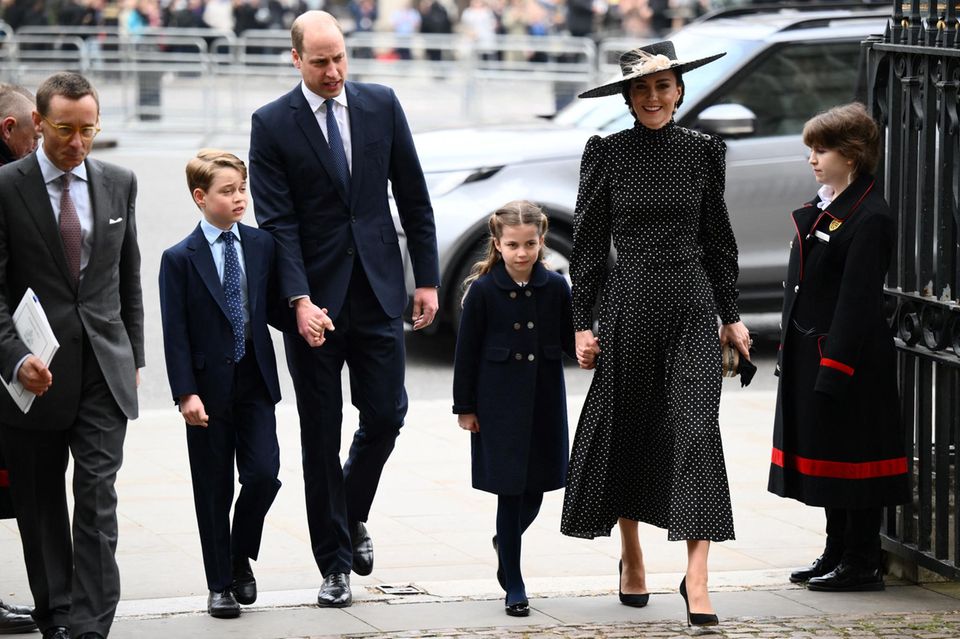 Prinz William und Herzogin Catherine kommen mit George und Charlotte.