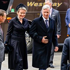 Mit einem geräumigen Bus kommen Königin Mathilde und König Philippe von Belgien gemeinsam mit weiteren Mitgliedern aus anderen Königshäusern an der Westminster Abbey an.