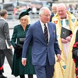 Prinz Charles kommt zum Gedenkgottesdienst für seinen verstorbenen Vater Prinz Philip. An diesem Tag weicht Herzogin Camilla nicht von seiner Seite und unterstützt ihren Ehemann.