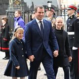Hand in Hand mit seinen Töchtern Isla und Savannah Phillips schreitet Peter Phillips in die Westminster Abbey. Er ist der erste Sohn von Prinzessin Anne und das älteste Enkelkind von Queen Elizabeth und Prinz Philip.