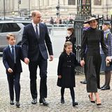 Zur Gedenkfeier ihres Urgroßvaters Prinz Philip dürfen sie mit: Prinz George und Prinzessin Charlotte gehen an den Händen ihrer Eltern in die Westminster Abbey. Prinz William und Herzogin Catherine weichen dabei nicht von ihrer Seite.