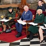 Im Inneren wird dann der Gottesdienst abgehalten und an das Leben von Prinz Philip erinnert. Dabei sitzt die königliche Familie beisammen und zeigt sich als Einheit.